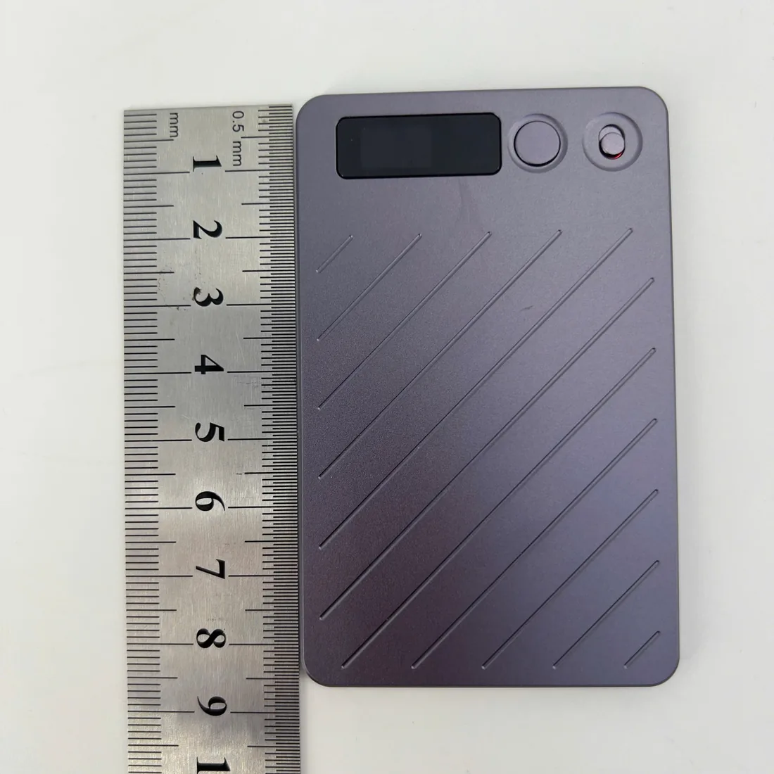 Mặt trước máy ghi âm AI thông minh đo bằng thước, dài 8,6 cm